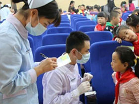 孩子在2歲半前，應(yīng)由媽媽幫助做好乳牙護(hù)理工作