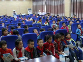 西聯(lián)邦口腔醫(yī)院院長(zhǎng)、正畸專家鄧邦蓮介紹