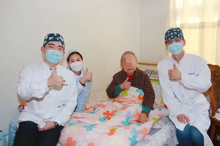 口腔健康送上門丨西安聯(lián)邦口腔醫(yī)院為90歲老人入戶治療