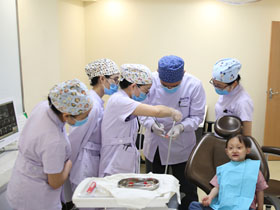 聯(lián)邦口腔醫(yī)院郭教授仁心仁術(shù)為先天性無牙頜小孩免費(fèi)鑲牙