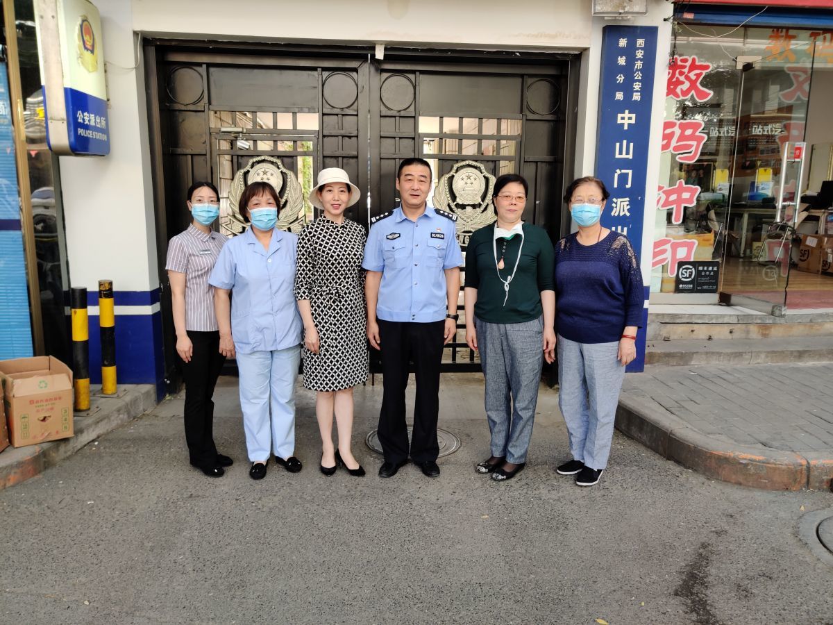 鄧邦蓮代表慰問(wèn)一線民警