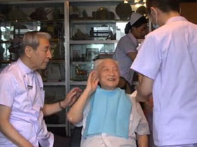 八一前夕，聯(lián)邦口腔醫(yī)院為第四軍醫(yī)大學(xué)老救教授修補(bǔ)義齒視頻